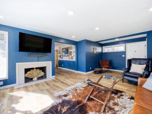 a living room with a blue wall at The Nest with Firepit & Backyard Oasis in Klamath Falls