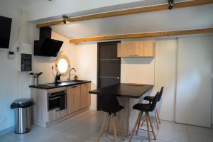 a kitchen with a table and chairs in a room at Carrière de la Tour in Condé-sur-Sarthe
