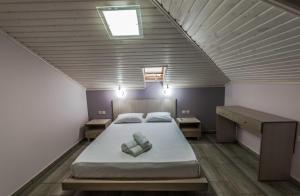 Кровать или кровати в номере George Studios