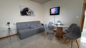 a living room with a couch and a table at Apartamento no Centro 2 Wi-Fi Garagem in Vacaria