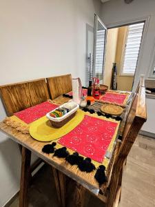 a wooden table with a table cloth on it at Abilia Apt - À Proximité de l'Aéroport - Parking gratuit et Wi-Fi rapide in Sukrah +30 photos