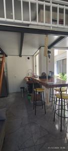 a room with a table and chairs in a room at Casa Belíssima in Pelotas