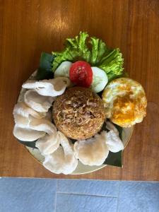 a plate of mushrooms and vegetables on a table at Jolotundo Glamping and Edupark in Sagi