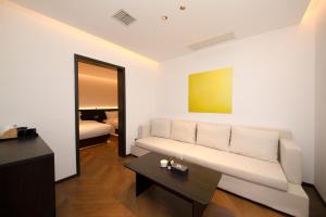 a living room with a white couch and a table at 璞宿清居民宿 in Xi'an