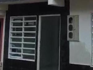 a kitchen with a black door and a microwave at Habitación de Lujo para Pareja in Darién