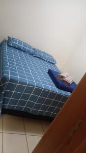 a blue bed sitting on top of a floor at Apartamento suite central 72 in Franca