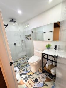 a bathroom with a toilet and a sink at WOODEN HOUSE Hermoso alojamiento en Llanogrande Rionegro cerca a Medellín & Aeropuerto JMC in Rionegro