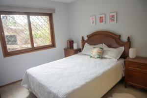 a bedroom with a bed and a window at Casa Nopal in Punta del Este