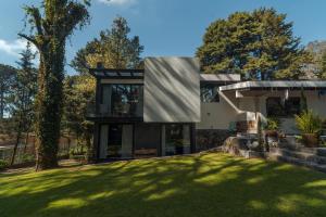 a modern house with a large yard at Casa Tutuli in Coajomulco +5 photos
