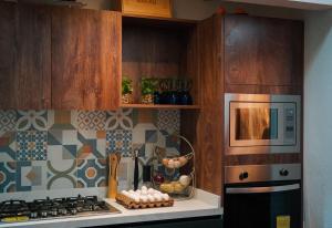 a kitchen with a stove and a microwave at Casa Tutuli in Coajomulco