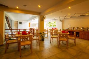 Reštaurácia alebo iné gastronomické zariadenie v ubytovaní Kuredhi Beach Inn