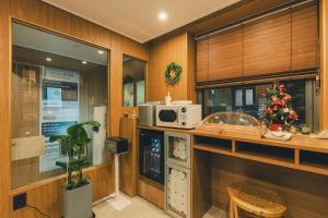 a kitchen with a counter with a microwave on it at 부평 이상한호텔 in Pup'yŏng-yŏk