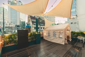 a tent on a balcony with a view of a city at 부평 이상한호텔 in Pup'yŏng-yŏk