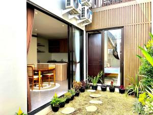 a small garden in the middle of a house with plants at SanSan Home in Jimbaran