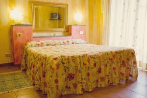 1 dormitorio con 1 cama con manta amarilla en Hotel Centrale, en Viterbo