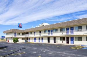 um hotel com um parque de estacionamento em frente em Motel 6-Laramie, WY em Laramie