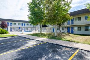 un parking en face d'un bâtiment dans l'établissement Motel 6-Laramie, WY, à Laramie