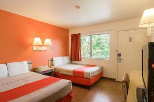 Postel nebo postele na pokoji v ubytování Motel 6-Laramie, WY + 37 fotografií
