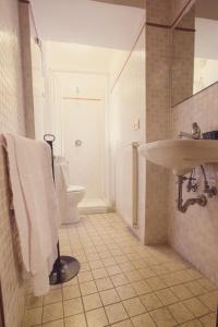 uma casa de banho com um lavatório e um WC em Hotel Centrale em Viterbo