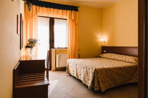 Rúm í herbergi á Hotel Nilde