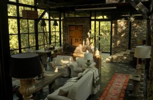 ein Wohnzimmer mit weißen Möbeln und großen Fenstern in der Unterkunft The Sen - Lansdowne in Dogadda