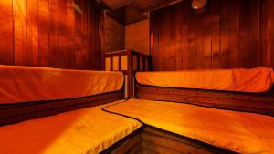 two beds in a room with wooden walls at 緑風苑 きよはる Ryokufuen Kiyoharu in Takayama +144 photos