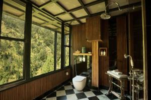 ein Badezimmer mit Toilette in einem Raum mit Fenstern in der Unterkunft The Sen - Lansdowne in Dogadda + 61 Fotos