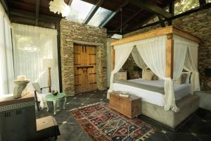 ein Schlafzimmer mit Himmelbett und Fernseher in der Unterkunft The Sen - Lansdowne in Dogadda