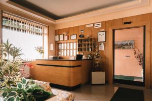 スカンノにあるHotel Nildeのカウンター付きのお部屋