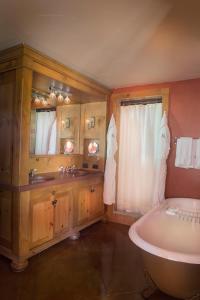 Bathroom sa Mirbeau Inn & Spa - Skaneateles