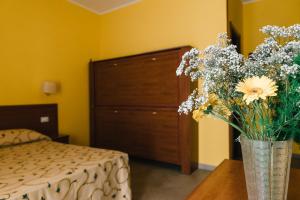 Rúm í herbergi á Hotel Nilde