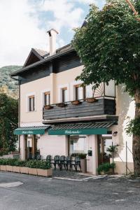 un bâtiment avec des tables et des chaises devant lui dans l'établissement Hotel Nilde, à Scanno