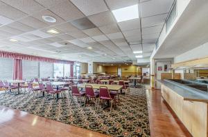 a dining room with tables and chairs in a restaurant at Motel 6-Dumfries, VA in Dumfries