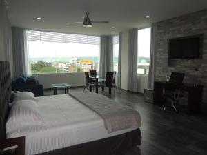 1 dormitorio con cama grande y ventana grande en Hotel Civic Express, en Poza Rica de Hidalgo