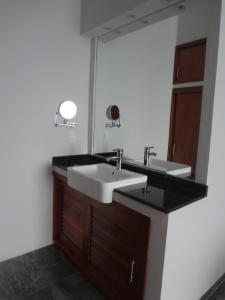 uma casa de banho com 2 lavatórios e um espelho em Hotel Civic Express em Poza Rica de Hidalgo
