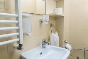 een badkamer met een wastafel en een spiegel bij Lorena Apart Old Town in Boekarest +28 foto's