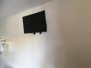 En tv och/eller ett underhållningssystem på Sand Piper Motel - Los Angeles