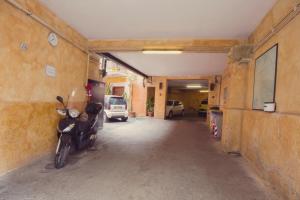 ein Motorroller, der in einer leeren Garage geparkt ist in der Unterkunft Hotel Centrale in Viterbo