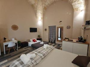 a hotel room with a bed and a kitchen and a room at Elysia Luxury Room con Jacuzzi - Centro Brindisi in Brindisi