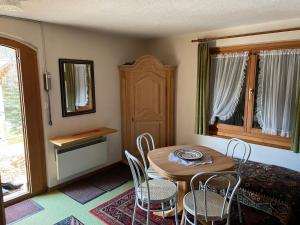 a dining room with a table and chairs at Cottage Grundschera Engadin in Brail