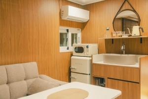 a small kitchen with a couch and a sink at 부평 이상한호텔 in Pup'yŏng-yŏk +180 photos