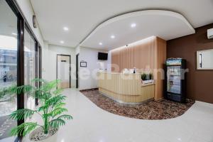 an empty lobby with a drink dispenser in a building at Hotel Gandamanah Mitra RedDoorz in Bekasi