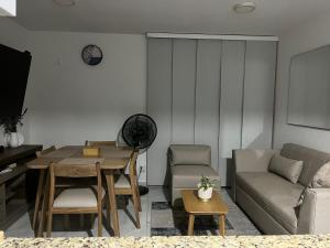 a living room with a table and a couch at Alameda del rio Turpial in Barranquilla
