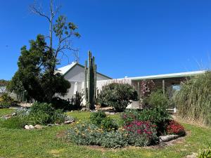 a garden with flowers and plants in front of a house at Topp House Retreat in Bethany