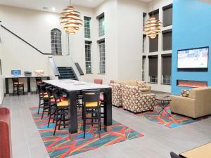 The lounge or bar area at Hawthorn Suites Irving DFW South