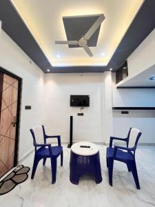 a room with two chairs and a table and a ceiling fan at Captains cabin in Tikri Kalān