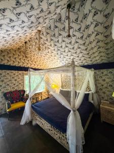 ein Schlafzimmer mit einem Himmelbett in der Unterkunft Vanaswara in Kolad + 110 Fotos