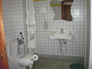 Koupelna v ubytování Hotel Serenella + 24 fotografií