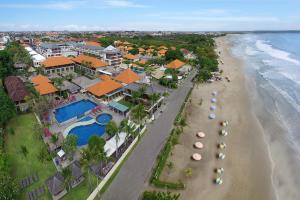een luchtzicht op een strand met een resort bij Bali Niksoma Boutique Beach Resort in Legian
