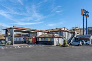 a gas station with cars parked in a parking lot at Comfort Inn Columbia Gorge in The Dalles